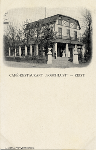 16035 Gezicht op de linker- en voorgevel van het hotel Boschlust met omringende loofbomen (Boslaan) te Zeist.